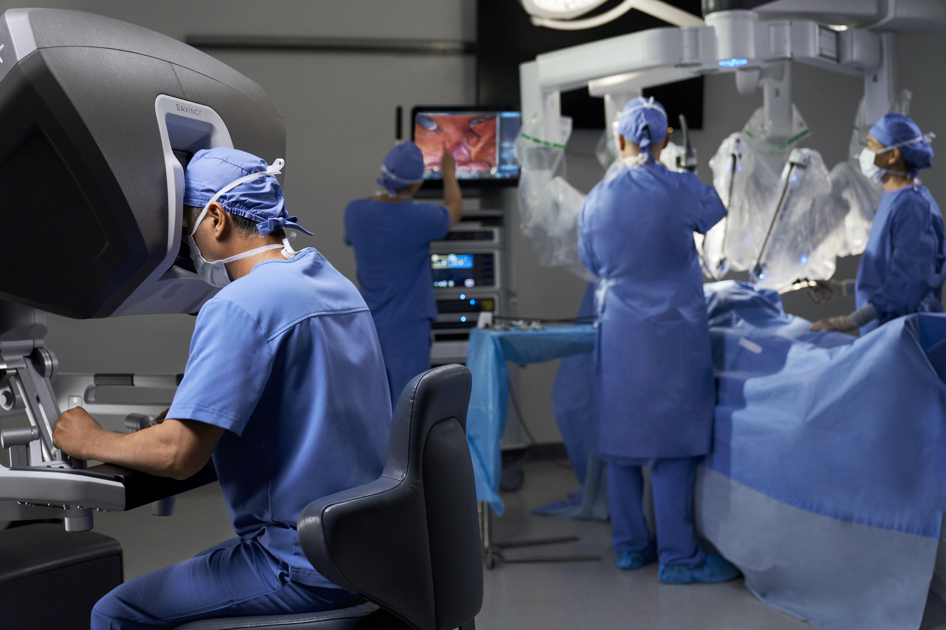 Dr Torath Ameen at the da Vinci robotic surgery console
